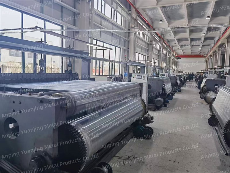 Stainless steel wire mesh weaving machines operating in the Yuanjing production workshop