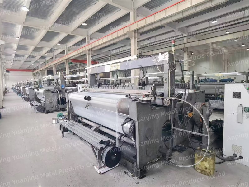 Industrial wire mesh weaving machine producing stainless steel woven mesh