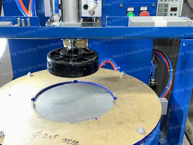 Pneumatic pressing machine processing a round stainless steel filter disc