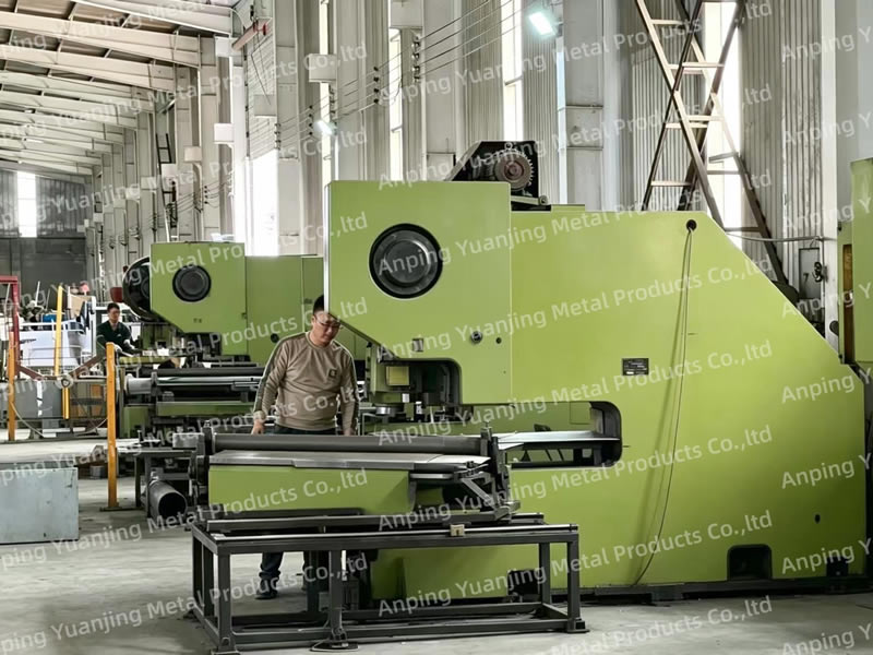 Expanded metal mesh machine operating in the Yuanjing production workshop