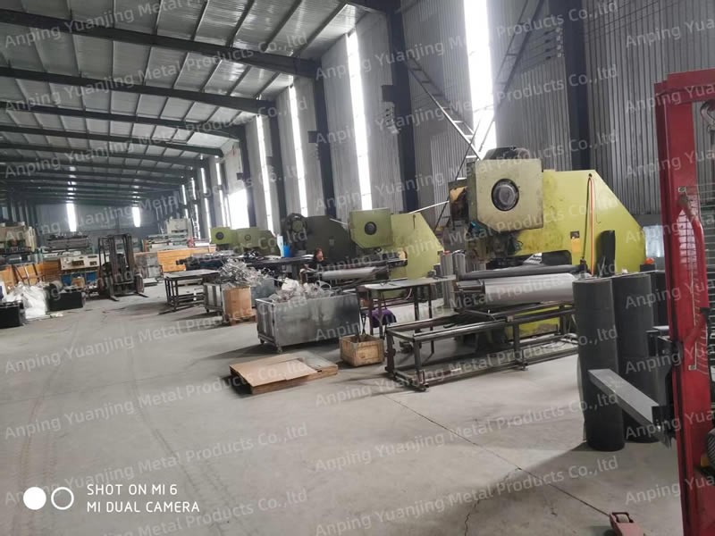 Expanded metal production line with multiple mesh manufacturing machines