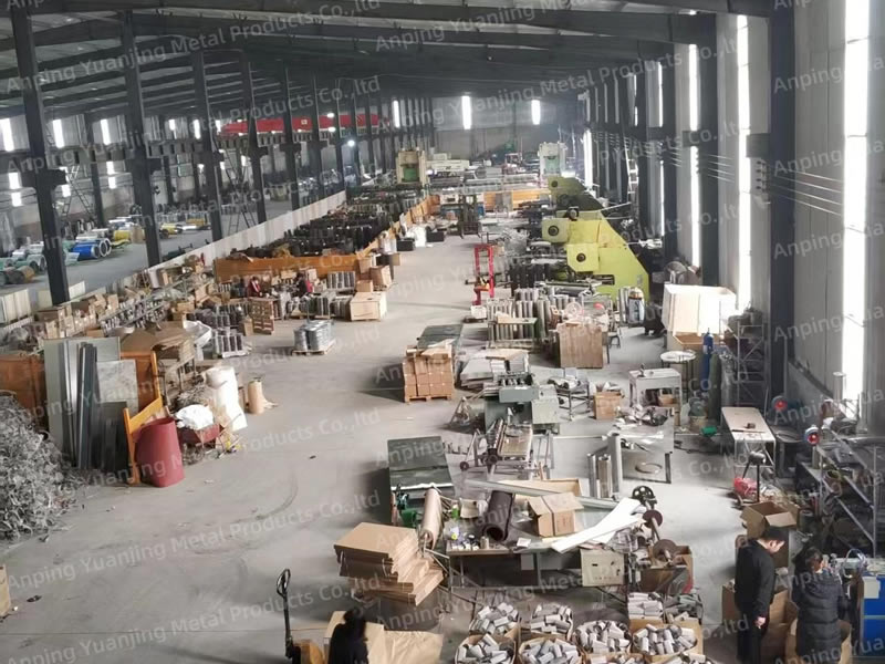 Overview of the Yuanjing metal mesh manufacturing factory and production floor